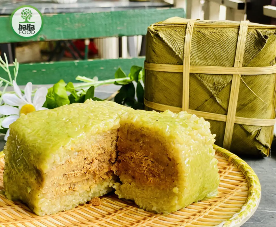 Bánh chưng mặn ngon được nhận biết qua lá xanh, nếp dẻo và nhân thơm béo