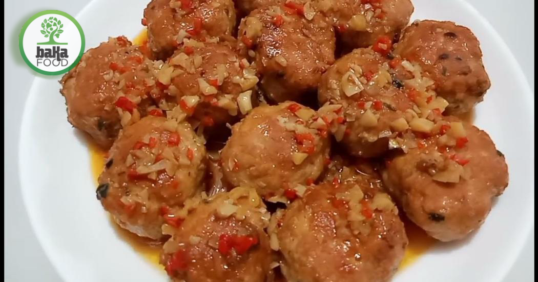 Cách ướp cùng kỹ thuật trộn là bước then chốt để đạt được kết cấu bò viên mềm, mọng nước