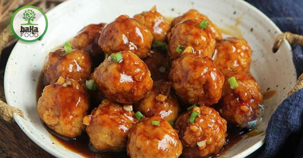 Các nguyên liệu đi kèm như hành tím, tỏi, gừng băm nhỏ, bột năng giúp sốt sánh quyện