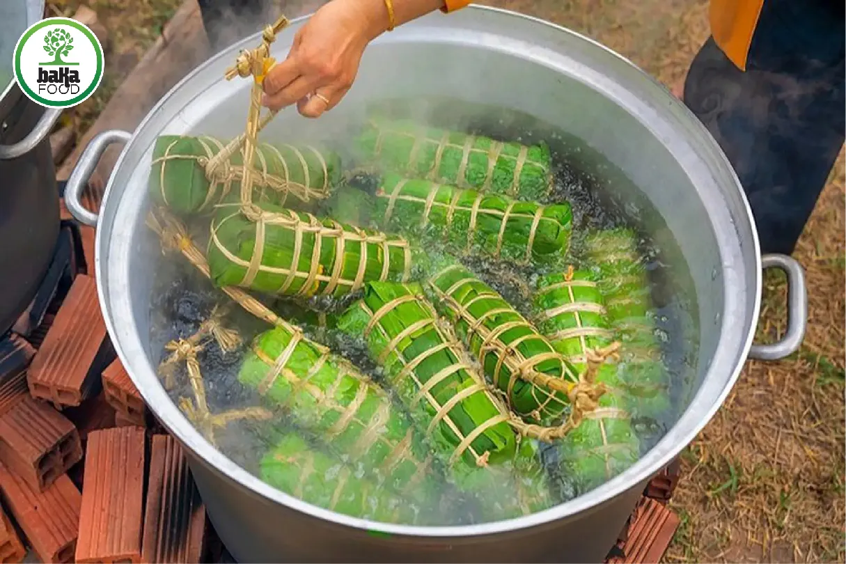 Luộc bánh liên tục với lửa ổn định đảm bảo hương vị truyền thống đạt chuẩn nhất