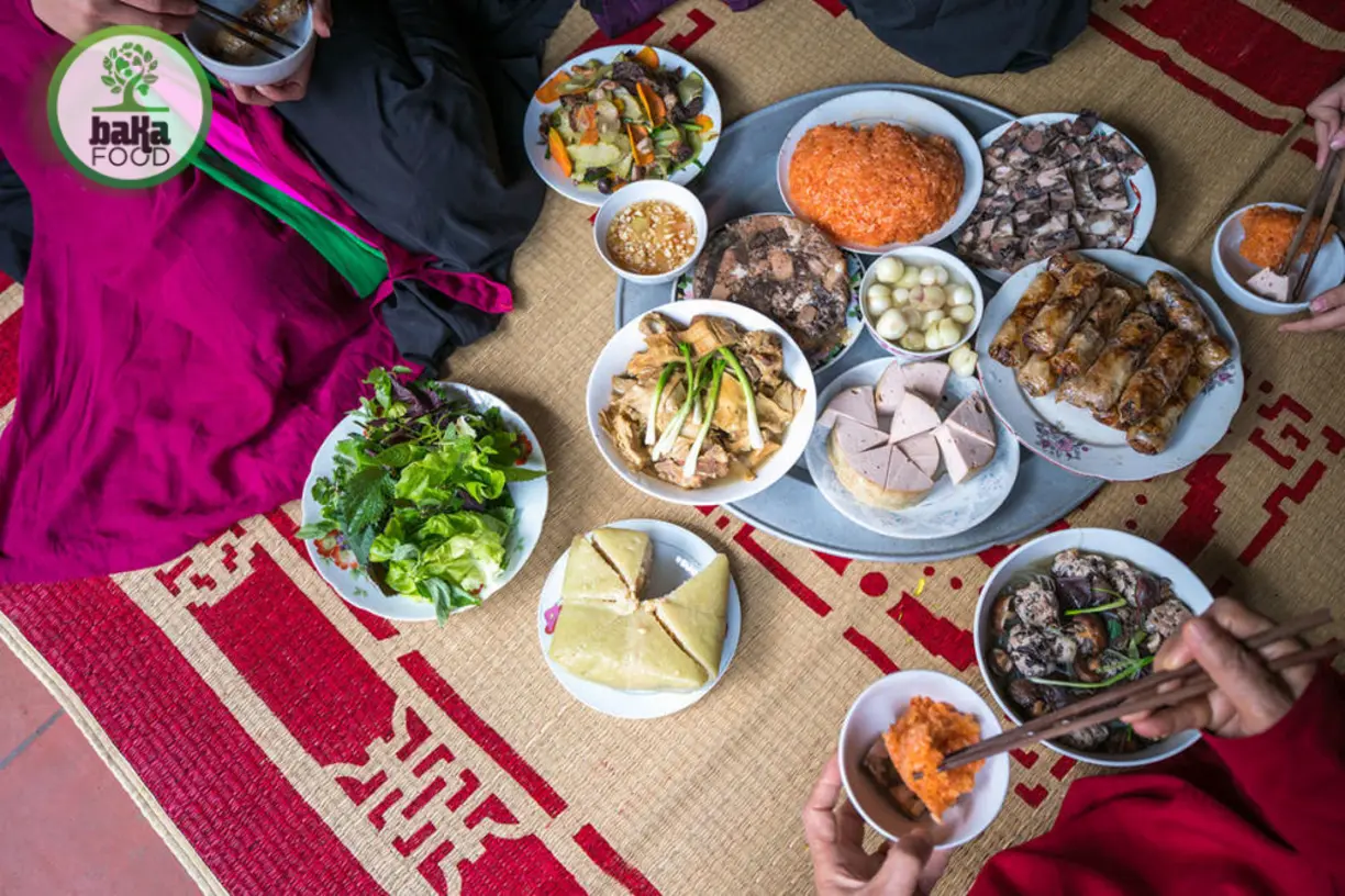 Cách bày mâm cỗ thông minh là tận dụng khay, tô, và điểm xuyết hoa quả tươi.