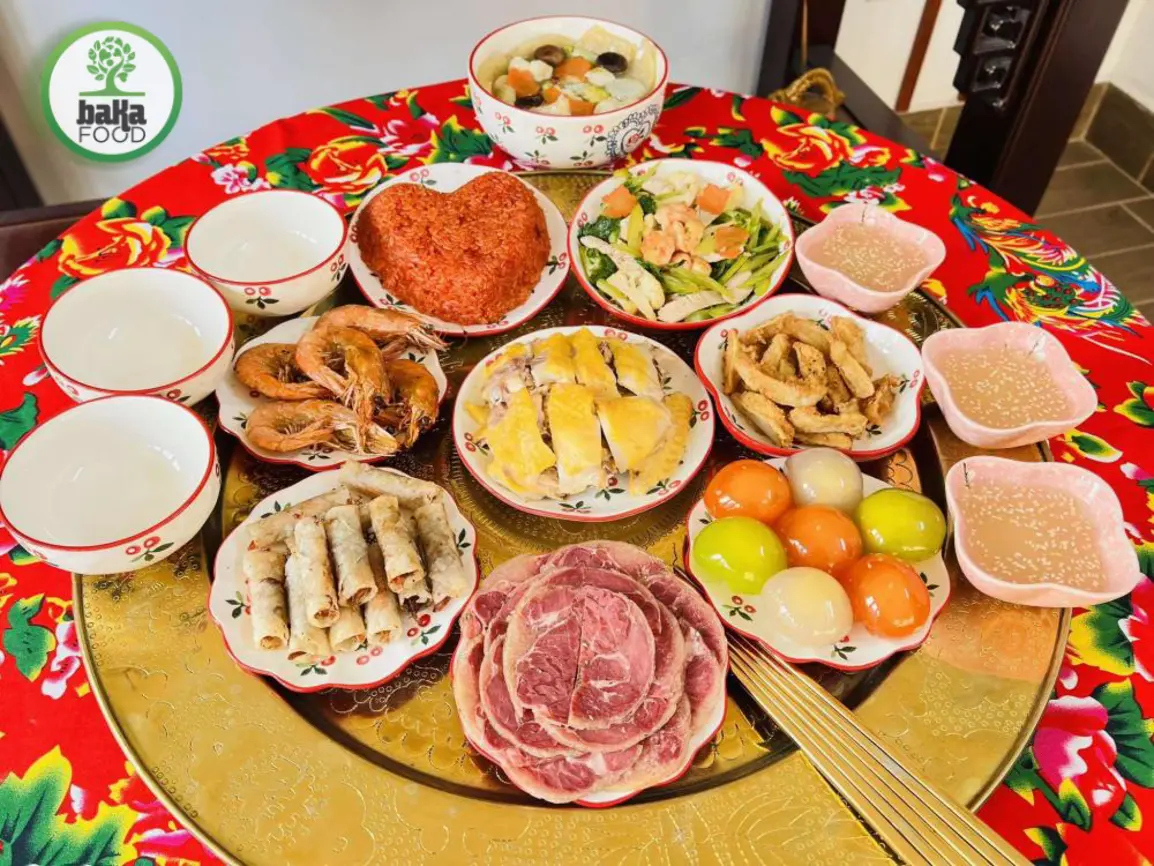 Mâm cỗ sum vầy là biểu tượng của lòng hiếu thảo và sự đoàn viên gia đình