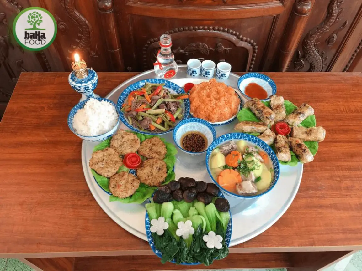 Để mâm cỗ tổ tiên đúng chuẩn miền Trung mà tiết kiệm thời gian, hãy liên hệ Bakafood