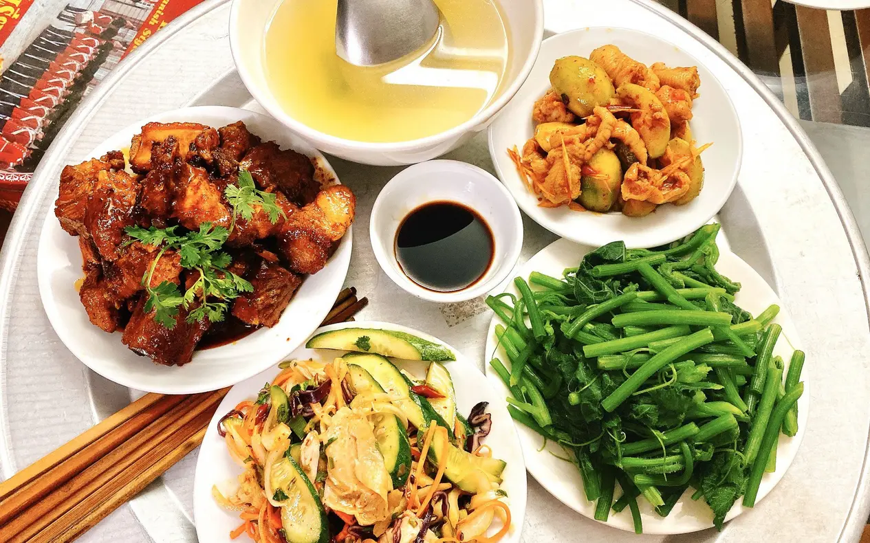 Mâm Đồ Ăn Và Văn Hóa Ẩm Thực Việt Nam