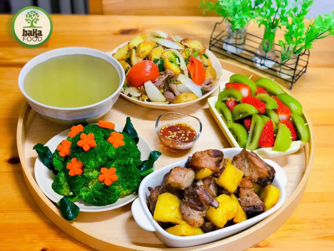 Mâm đồ ăn cuối tuần chú trọng sự phong phú và không khí quây quần gia đình Mâm đồ ăn cuối tuần chú trọng sự phong phú và không khí quây quần gia đình