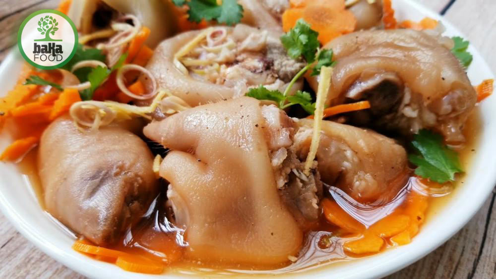 Chuẩn bị nước sôi với gừng đập dập và giấm, sau đó nhúng chân giò vào khoảng 1–2 phút để chần sơ Chuẩn bị nước sôi với gừng đập dập và giấm, sau đó nhúng chân giò vào khoảng 1–2 phút để chần sơ