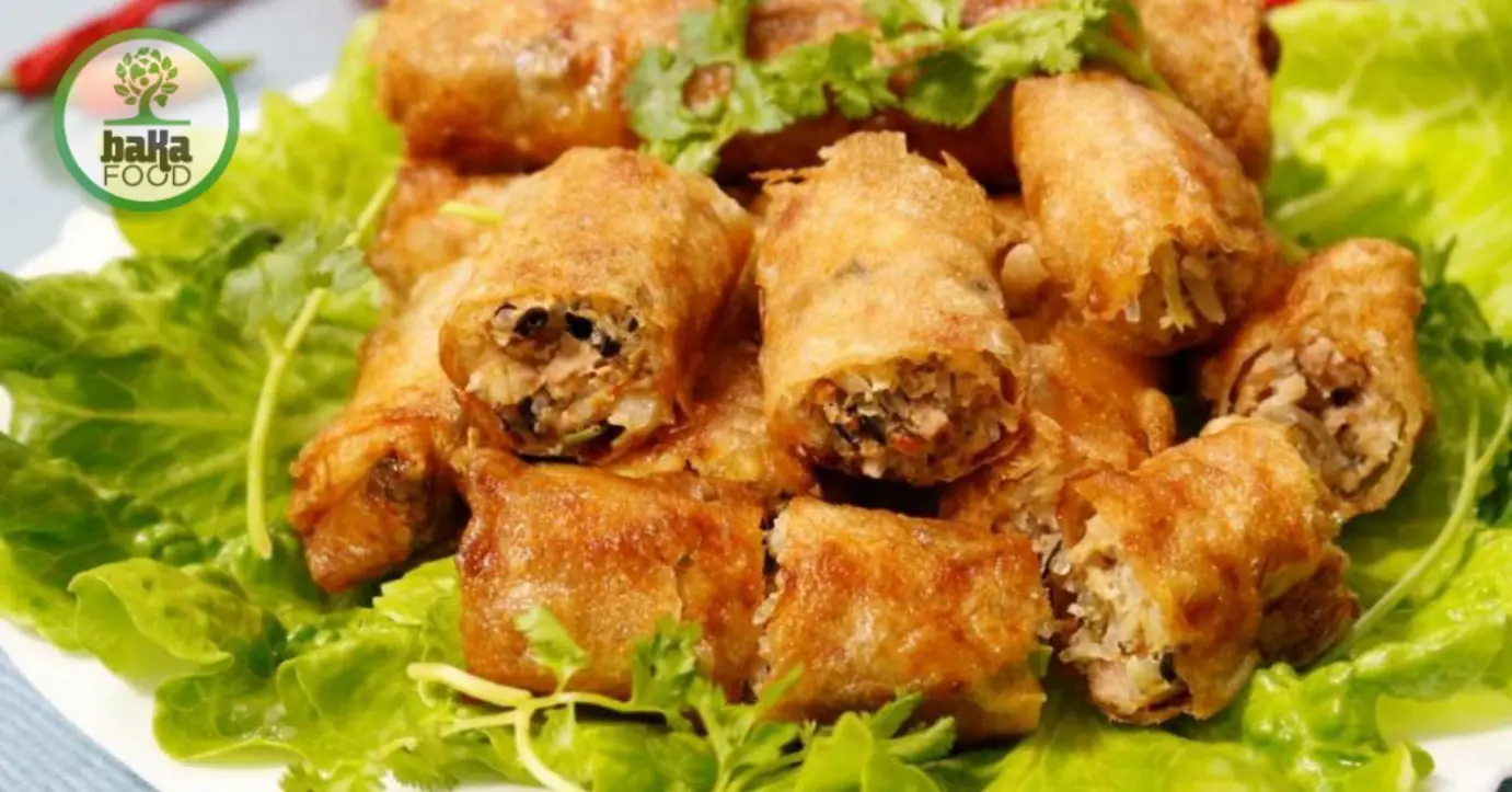 Chiên chả giò giòn và phục vụ kèm nước chấm Chiên chả giò giòn và phục vụ kèm nước chấm