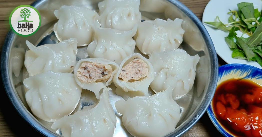 Khi gói há cảo, đặt nhân ở chính giữa vỏ để dễ vuốt mép và tránh nhân bị lệch sau khi gói