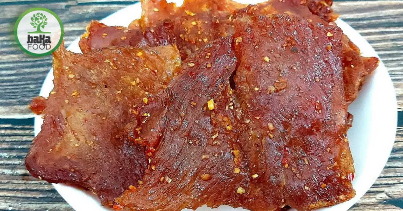 Để cách làm thịt heo muối khô giữ được chất lượng, nên bảo quản ở nhiệt độ từ 10-15°C, tránh nơi ẩm ướt hoặc ánh nắng trực tiếp