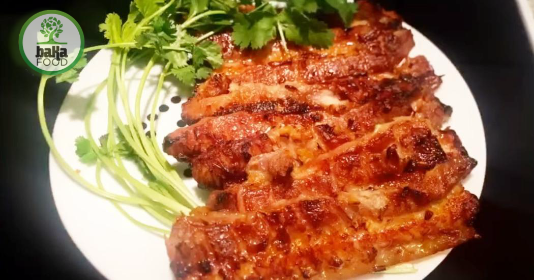 Khi làm cách làm thịt heo nướng kim tiền, khâu xiên và nướng quyết định rất lớn đến độ mọng, mùi thơm và màu sắc món ăn
