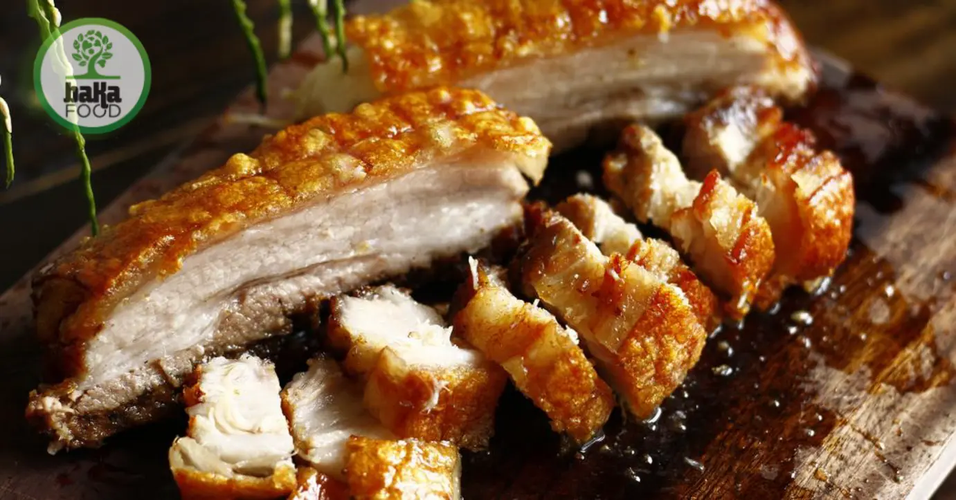 Nếu muốn thịt bóng đẹp và thơm ngọt, thêm 1 đến 2 thìa canh mật ong vào phần ướp, rất hợp khi làm da heo giòn rụm mà vẫn giữ phần nạc mọng