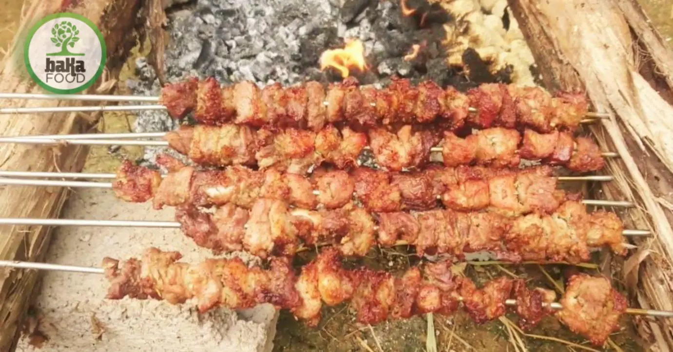 Nên chọn miếng ba chỉ có tỷ lệ nạc mỡ xen kẽ rõ, lớp mỡ không quá dày để khi nướng thịt trong lu không bị ngấy