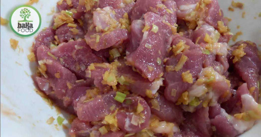 Nên giã riềng sả thật nhuyễn để bám đều, nhưng đừng cho mẻ quá nhiều nếu muốn vị thịt rõ hơn