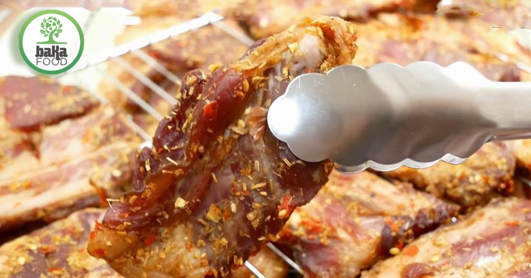 Để có thành phẩm đạt chất lượng, việc chọn phần thịt và gia vị, cũng như chuẩn bị dụng cụ phù hợp cần được chú trọng kỹ lưỡng