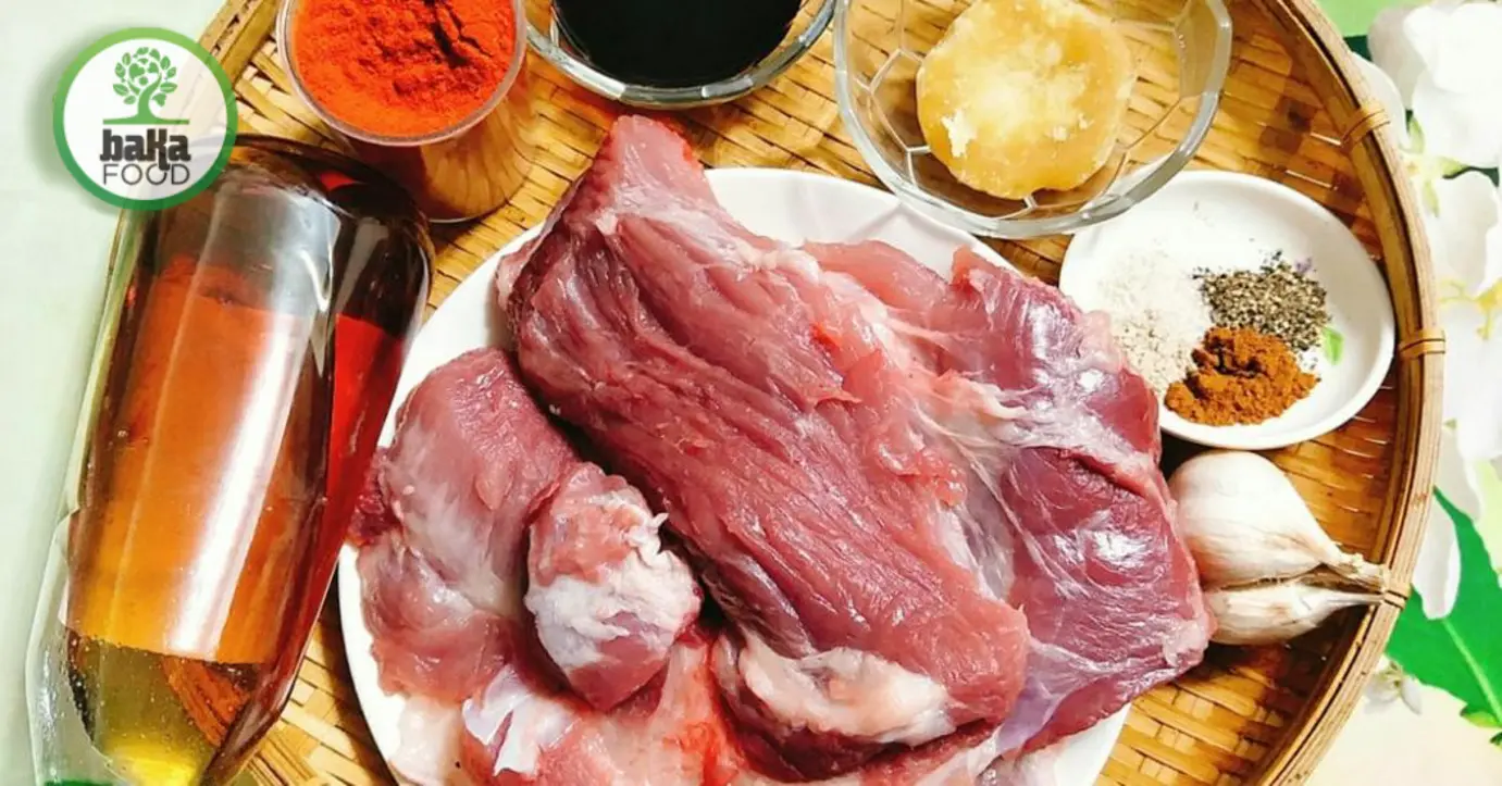 Chọn thịt heo có chút mỡ xen nạc để món xá xíu mềm và không bị khô