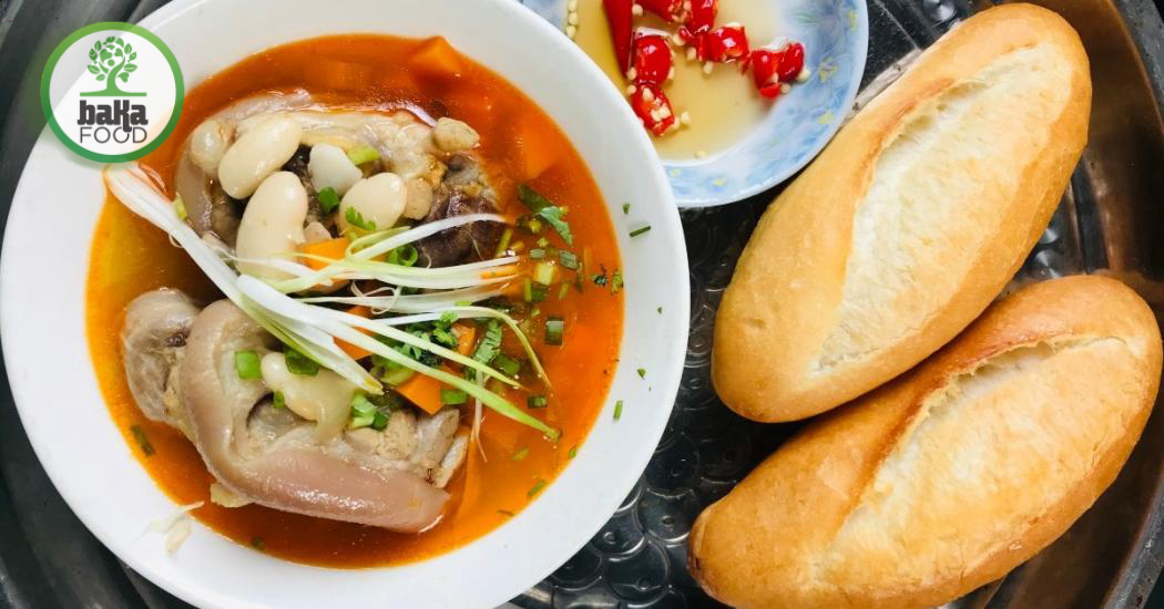 Sơ chế và ướp sườn là bước quan trọng quyết định hương vị cách nấu lagu thịt heo đậm đà, thịt mềm vừa miệng