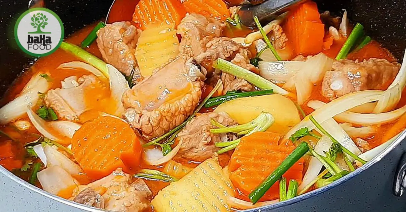Việc ninh sườn heo đúng cách quyết định độ mềm và vị đậm đà của cách nấu lagu thịt heo