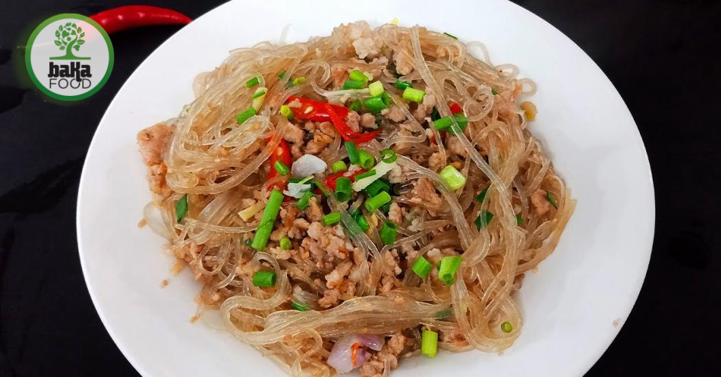 Việc sơ chế và ướp thịt heo đúng cách đóng vai trò quan trọng giúp miến xào hay miến om thêm đậm đà, thơm ngon
