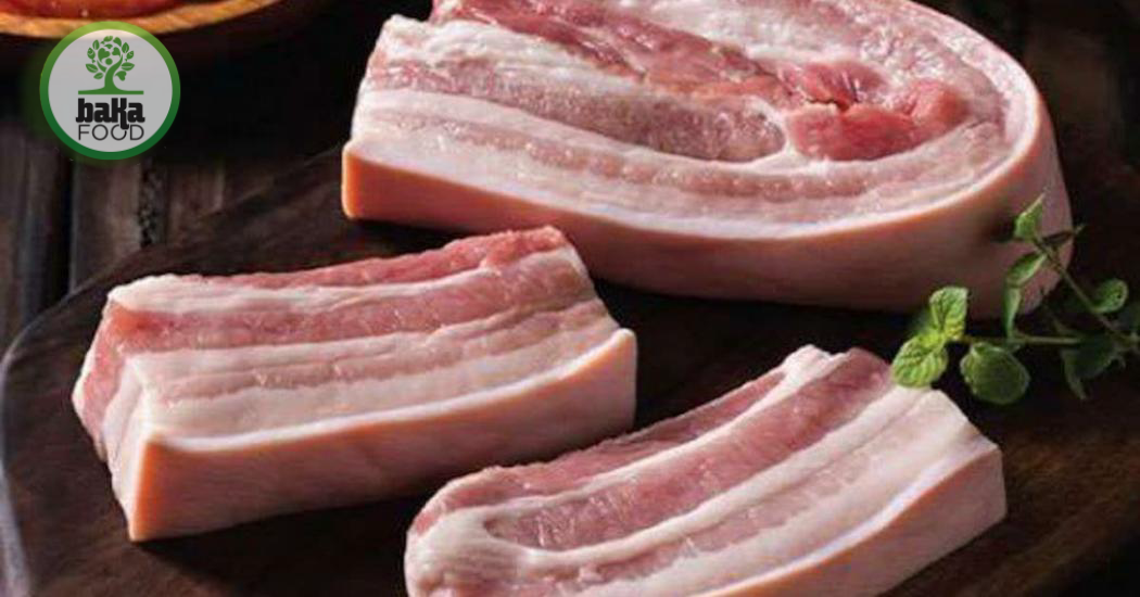 Ưu tiên thịt ba chỉ có lớp mỡ mỏng đều, da sạch, màu hồng sáng và không có mùi lạ