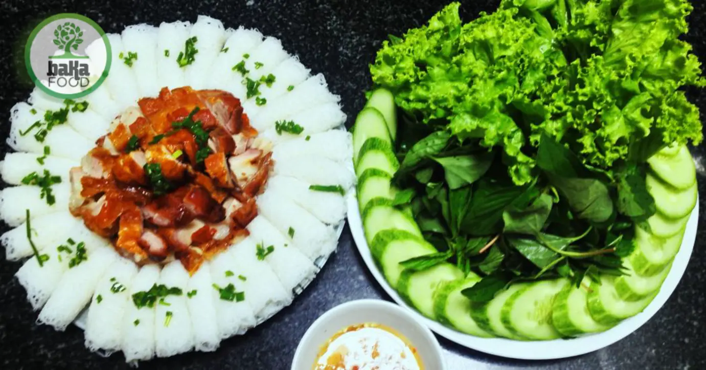 Ướp thịt ba rọi mặn ngọt cân bằng, giữ da khô ráo để món quay giòn ngon, đẹp mắt.