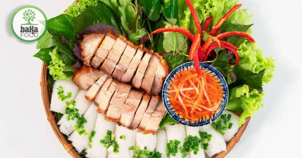 Trình bày bánh hỏi, thịt quay lên mẹt cùng rau sống và nước chấm để giữ vị ngon.