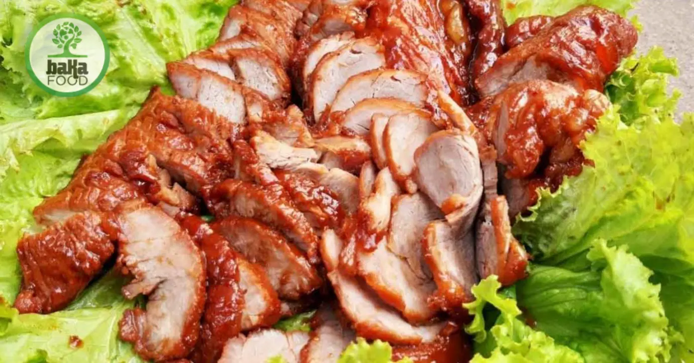 Ướp thịt nạc vai với xì dầu, mật ong, ngũ vị hương theo tỉ lệ chuẩn giúp xá xíu mềm thơm, đậm đà.